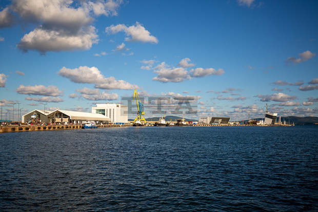 Кораби включиха сирените си в знак на поздрав към всички морски хора