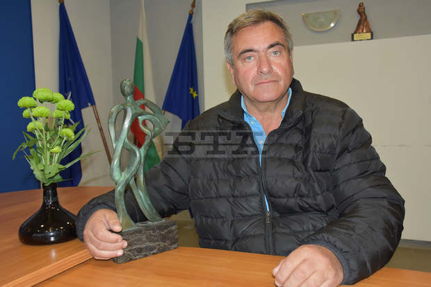 Щастлив съм, че една от рожбите ми "Аз, буки, веди - знание" е символ - награда за достоен българин, казва скулпторът Александър Пройнов-АПЕР