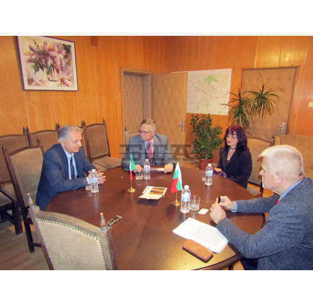 Възможности за побратимяване на Разград с италиански град са обсъдили на среща кметът и почетният консул на Италия