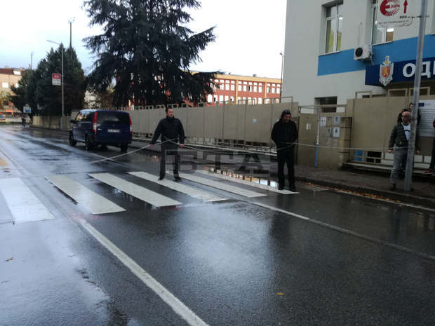 Протестиращи затвориха за кратко движението пред сградата на полицията в Благоевград