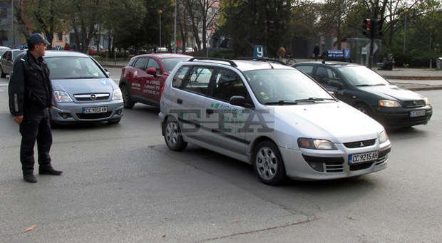 Протест на автоинструктори и ръководители на автошколи против подготвяни промени в нормативната уредба имаше днес в Силистра Протест на автоинструктори и ръководители на автошколи против подготвяни промени в нормативната уредба имаше днес в Силистра
