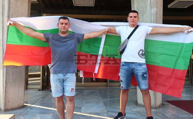 За 11-та поредна вечер в Плевен се събраха млади хора с искане за промени, които да ги задържат в България