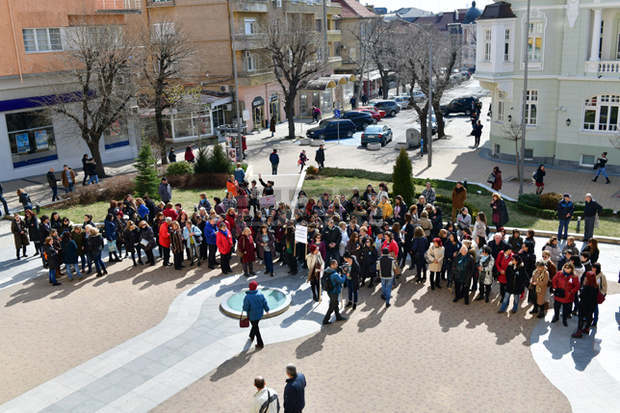 Малка част от завършващите медицински сестри в Сливен започват работа в местните болници