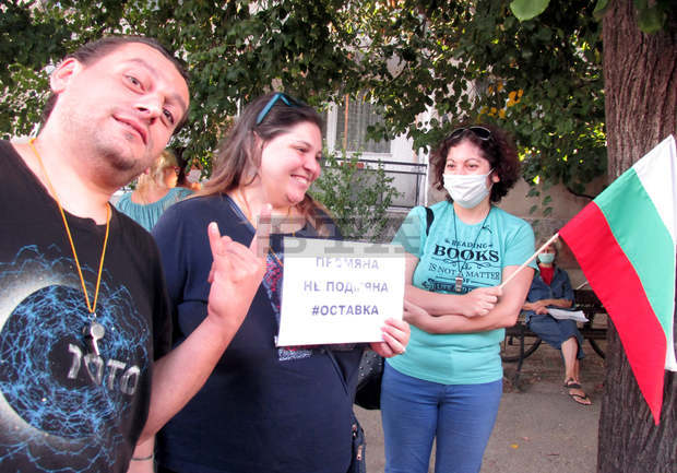 Граждани на Силистра протестираха пред Граничния контролно-пропускателен пункт с искане за оставката на правителството