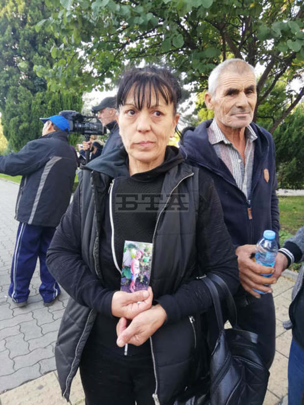 Пред съдебната палата в Сливен граждани настояват за доживотна присъда за тежки криминални престъпления