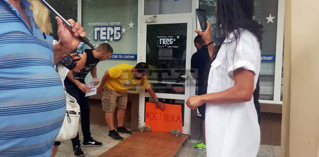 За втора поредна вечер граждани на Сливен протестираха с искане за оставка на правителството