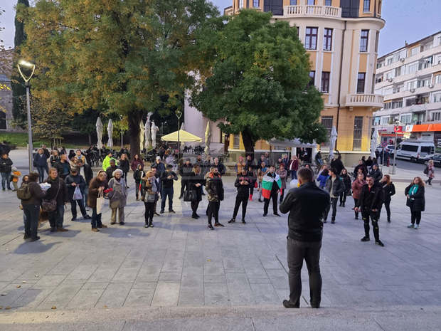 За седми път старозагорци протестираха срещу налагането на зелените сертификати, тази вечер отново поискаха оставките на министри