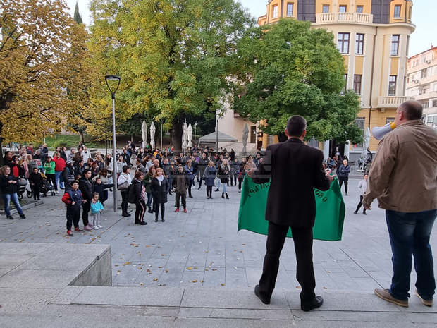 За шести път старозагорци протестираха срещу налагането на зелените сертификати, тази вечер отново поискаха оставките на министрите проф. Николай Денков и Стойчо Кацаров