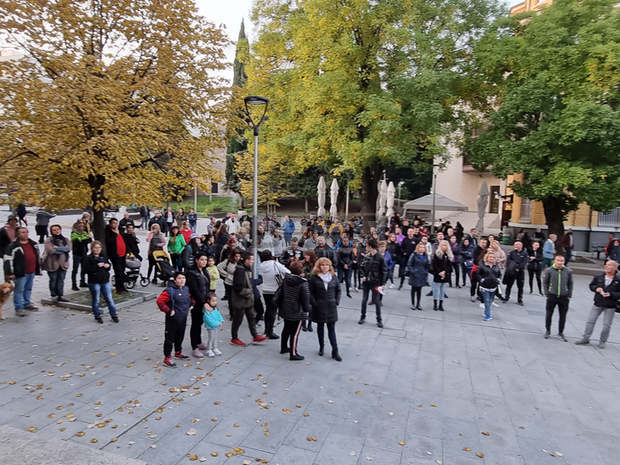 Близо триста старозагорци поискаха на митинг тази вечер оставката на здравния министър,  сваляне на противоепидемичните мерки и отваряне на училищата