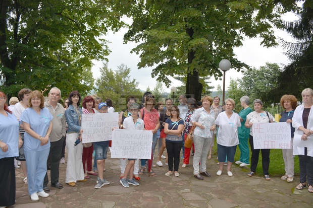 Над 50 специалисти по здравни грижи протестираха пред троянската болница