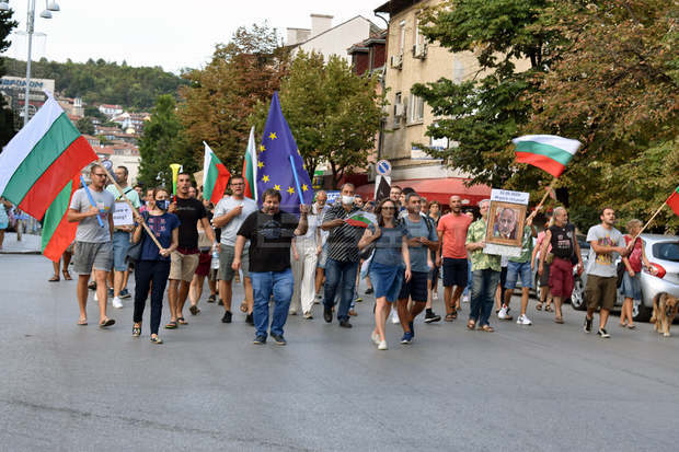 Протестиращите преминаха в протестно шествие от паметника "Майка България" до Съдебната палата във Велико Търново