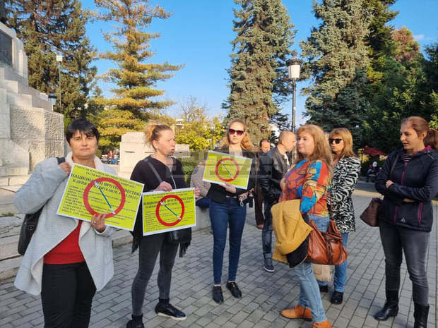 Родители и учители от Велико Търново протестираха срещу принудителното тестване на деца и въвеждането на зелени сертификати