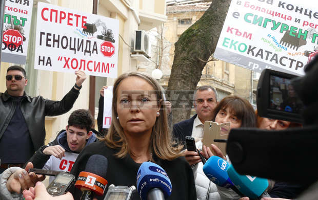 Областният управител на Пловдив се срещна с протестиращите, срещу каменната кариера над с. Белащица Областният управител на Пловдив се срещна с протестиращите, срещу каменната кариера над с. Белащица