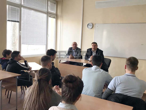 Евродепутатът Емил Радев се срещна сученици от Първа езикова гимназиявъв Варна
