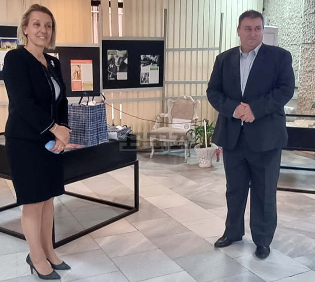 За осма година евродепутатът Емил Радев дари книги на Варненската библиотека