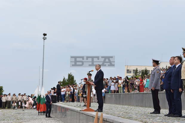 Рокадите в правителството са опит за печелене на време, от който губи България, каза президентът Румен Радев