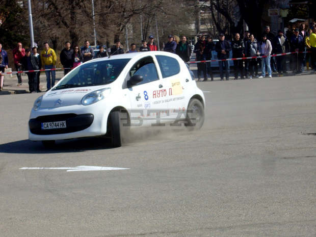 В Ловеч отложиха традиционното женско автомобилно рали В Ловеч отложиха традиционното женско автомобилно рали