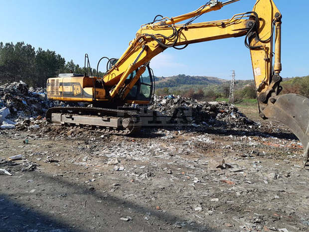 Общината в Дупница разчиства обгорелия отпадък след пожара под автомагистрала "Струма"