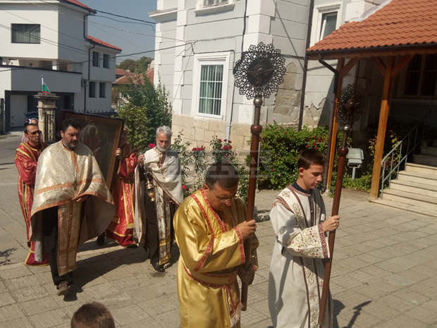 В храма "Св. Николай Чудотворец" в Разград бе посрещната чудотворна икона