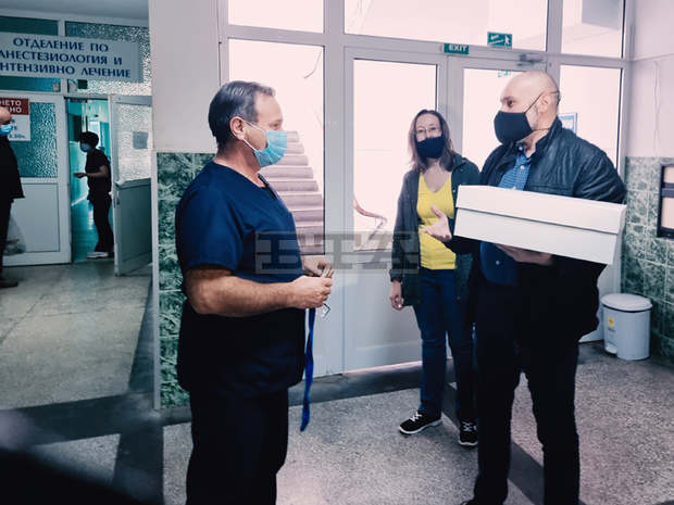 Излекуван от COVID-19 пациент направидарение на отделението по анестезиология и интензивно лечение в Разград