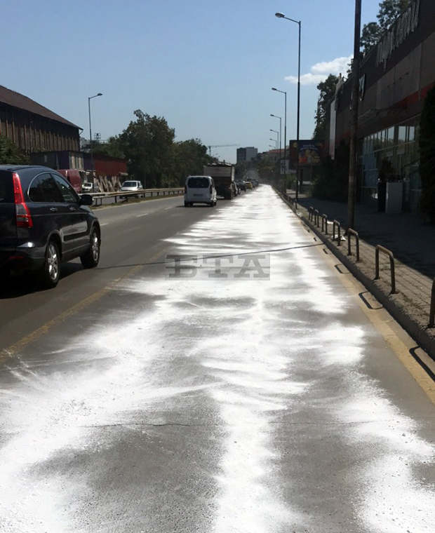 Столичният инспекторат е съставил акт на водача на товарен автомобил, разлял масло на пътните платна