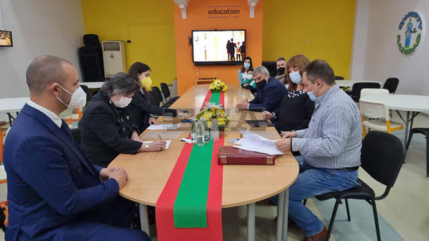 Посланикът на Португалия посети разградското училище "Васил Левски"