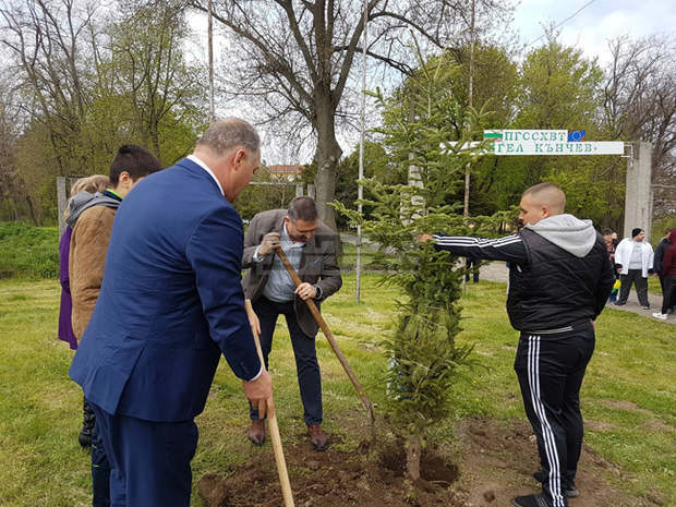 Ученици от Разград, кмет и областен управител засадиха дръвчета в Деня на Земята Ученици от Разград, кмет и областен управител засадиха дръвчета в Деня на Земята