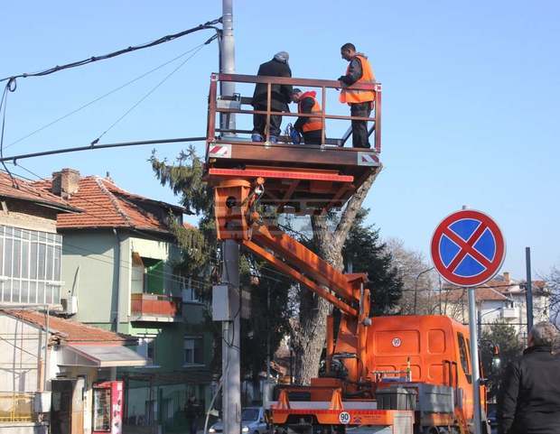 В Плевен са в ход довършителни дейности на възлово кръстовище, касаещи тролейбусното движение