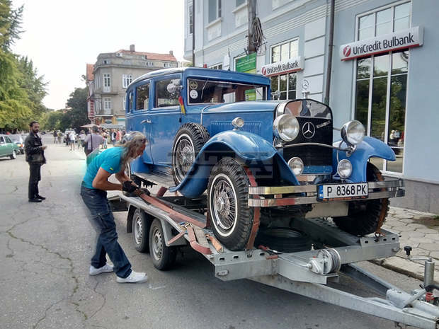 Около 200 автомобили и мотоциклети участват в третия международен ретропарад за класически автомобили и мотоциклети в Кюстендил