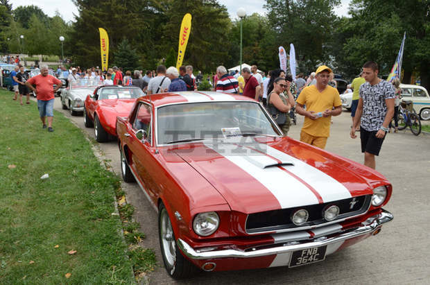 Ретро парад на автомобили в Добрич възхити с ентусиазма и търпението на реставраторите