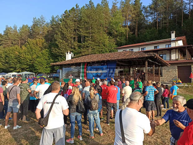 В първенството по спортен риболов за глухи край язовир "Палици" в Еленския Балкан са участвали над 80 запалени риболовци