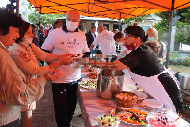 На Рибния фест в Каварна кметове приготвиха  мидена чорба по местна рецепта