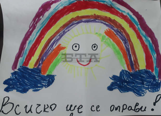 Деца осъществяват инициатива "Всичко ще се оправи!" и подаряват свои рисунки на медици Деца осъществяват инициатива "Всичко ще се оправи!" и подаряват свои рисунки на медици