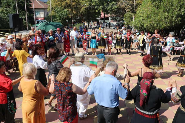 Кметът на Перник откри XIII Многожанров републикански фестивал на хората с увреждания Кметът на Перник откри XIII Многожанров републикански фестивал на хората с увреждания