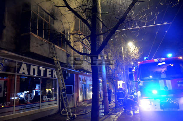 Огнеборци гасиха пожар в апартамент в централната част на Русе