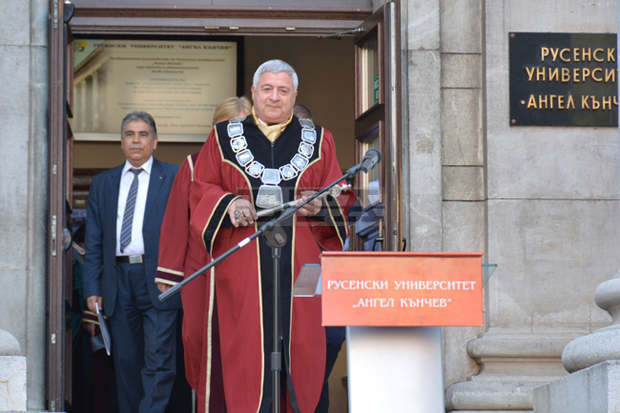 Повече от 1600 първокурсници прекрачиха прага на Русенския университет при повишени мерки срещу COVID-19