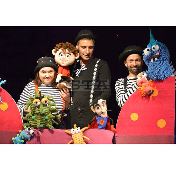 Кукленият театър в Русе учи децата на хигиенни навици с "Приказка за Боби и шайка микроби"