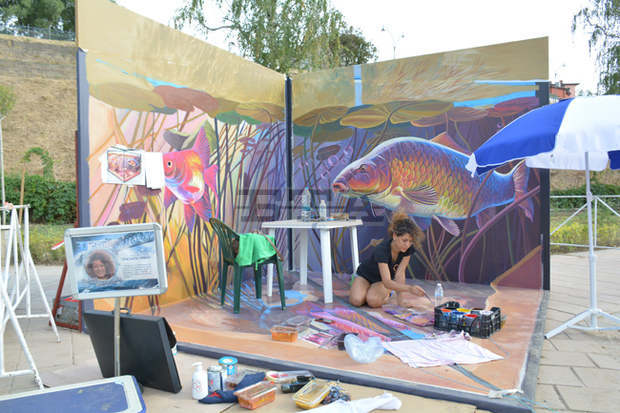 Три художнички изобразяватмагичната река Дунав чрез триизмерни рисунки