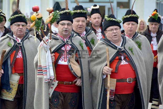 Коледарски групи шестваха из центъра на Русе