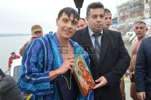 Младеж хвана за трети път кръста на Богоявление в Русе