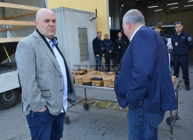 Повече от 90 кг хероин за над 3,6 млн. лева е открит в малък камион на ГКПП "Дунав мост" Повече от 90 кг хероин за над 3,6 млн. лева е открит в малък камион на ГКПП "Дунав мост"