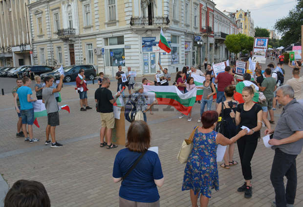 Протест срещу управлението на България има за поредна вечер в Русе