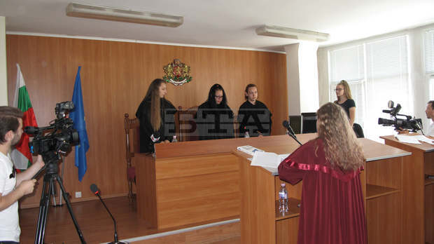 Ученици обжалваха Наредба на Общински съвет - Пазарджик в Административния съд в симулативен съдебен процес