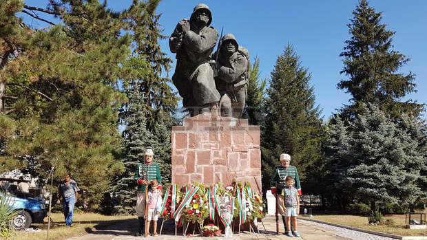 С ритуал на Войнишкия паметник в Търговище отбелязаха 135 години от Съединението на Княжество България с Източна Румелия