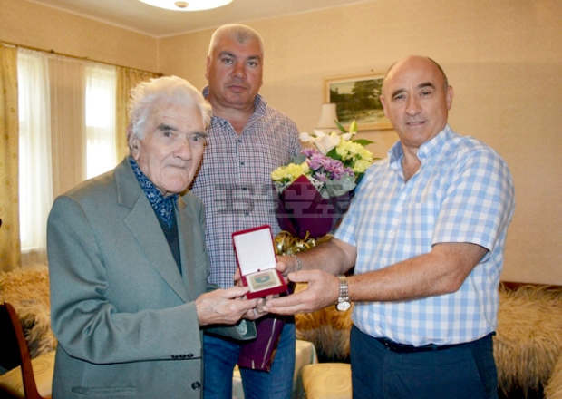 Община Тетевен връчи плакет за 95-годишнината на ветеран от Втората световна война Община Тетевен връчи плакет за 95-годишнината на ветеран от Втората световна война