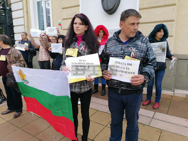 Родители и учители излязоха на протест в Ямбол срещу тестването на ученици за COVID-19