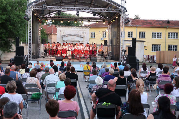 За първи път на сцена излезе Северняшкият ансамбъл в Плевен след обявяване на пандемията от COVID-19 у нас