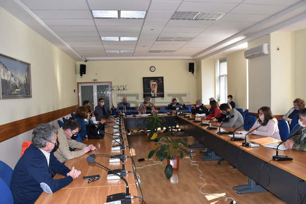 От 23 проби за коронавирус, след семейно тържество в Лесидрен, една е положителна От 23 проби за коронавирус, след семейно тържество в Лесидрен, една е положителна