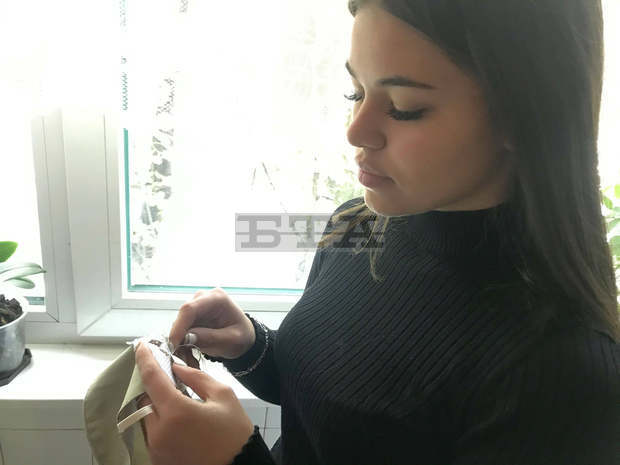 Ученици от Търговище изработват ръчно бродирани с български шевици предпазни маски