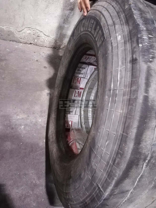 Митничари на ГКПП "Лесово" откриха контрабандни цигари, скрити в камион